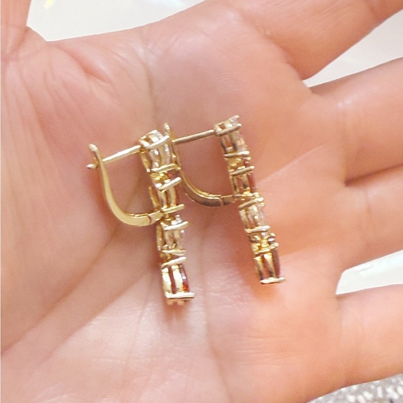 New! Elegant 18K Gold Plated Earrings With Clear and Red Teardrop Stones - Picture 5 of 6